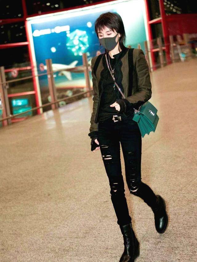 爱情的幸福,王子文紧身牛仔裤亮相,最美辣妈!