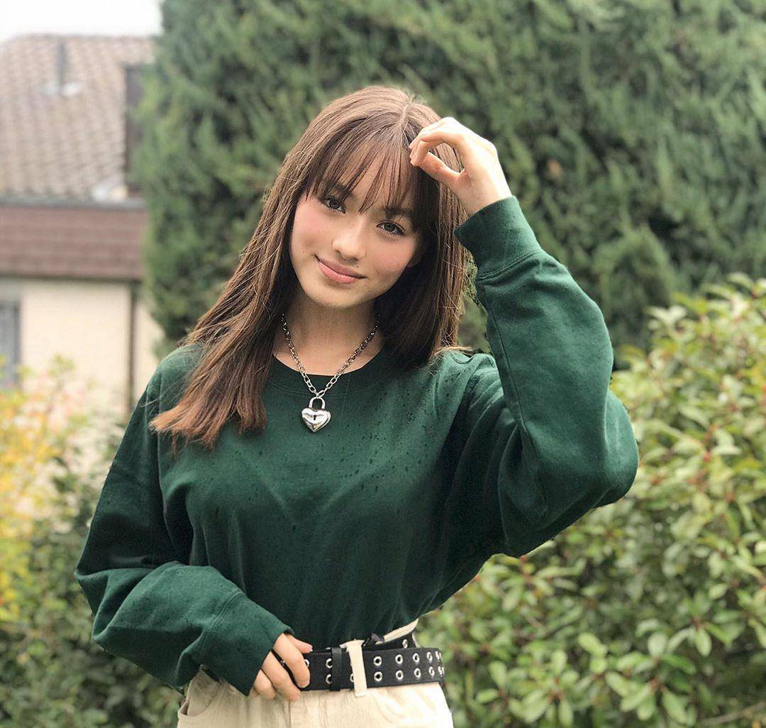 原创14岁女孩意外走红时尚脸蛋和御姐身材像成年人堪称真人版萝莉