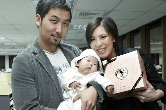 原创李进良带美女高调出行开百万豪车买大补汤曾被曝婚内不忠诚17次