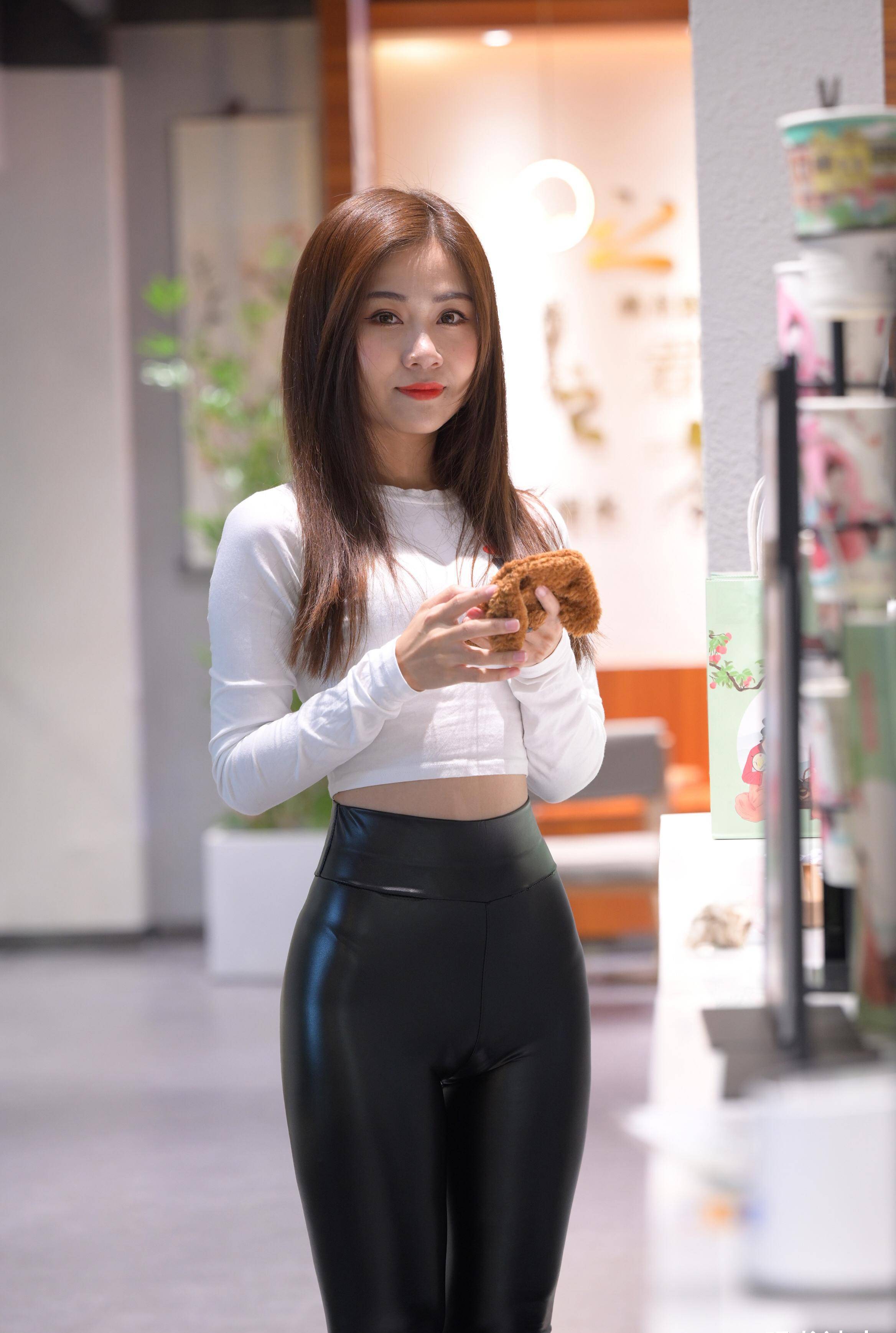 长袖t恤配皮裤的打扮,七分时尚,三分甜美_女孩子_紧身_姐姐