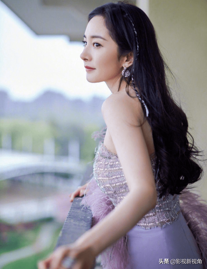 穿露肩装不怕显身材,看清腿型后我路转粉了_女明星_都说_裙子