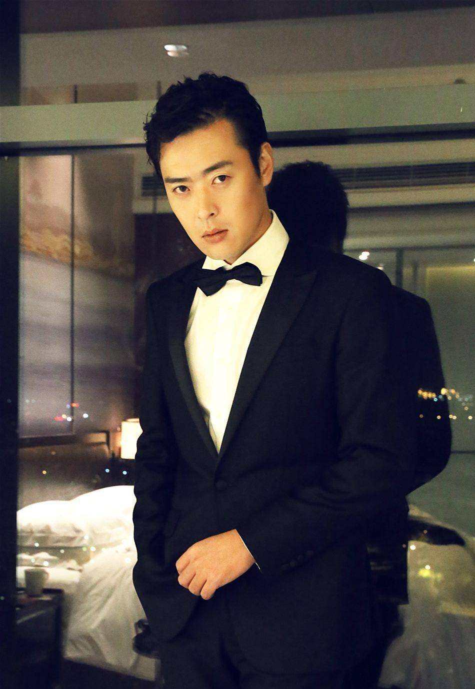 原创首位80后视帝张桐把李云龙摔下山沟被导演骂抑郁人生太坎坷