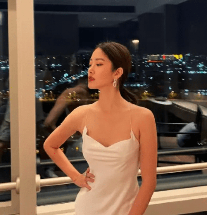 原创杨采钰晒泳装照身材火辣港风韵味十足男友比她大30岁