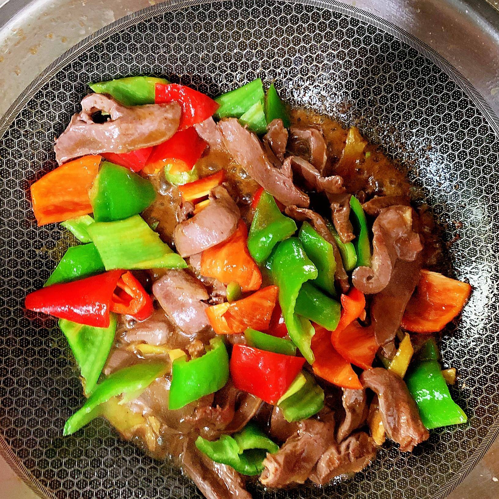 7块钱一颗猪心,2块钱青红椒,旺火爆炒5分钟,鲜香美味下饭好菜_料酒