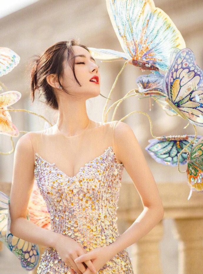 原创             迪丽热巴一袭钻石裙搭配蝴蝶头饰，变身春日里的蝴蝶仙子，好仙美
