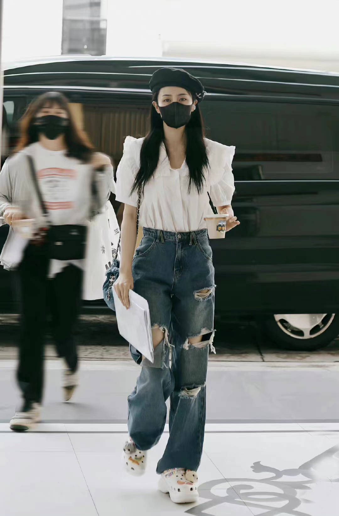 原创白鹿夏日穿搭清爽可爱白色娃娃领衬衫配破洞牛仔裤和洞洞鞋