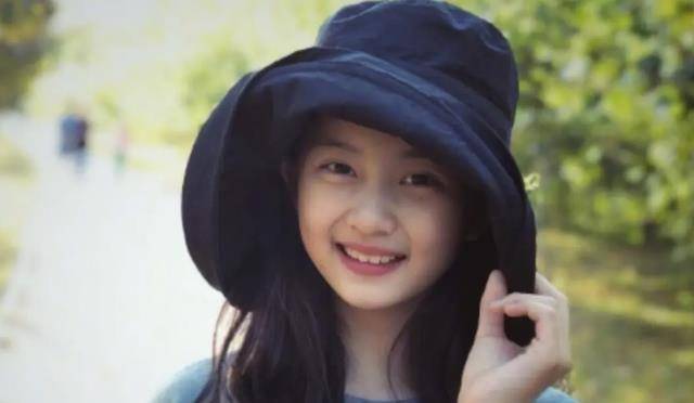 原创16岁的黄多多身高接近孙莉与黄磊就差半头却被凉鞋拖了后腿