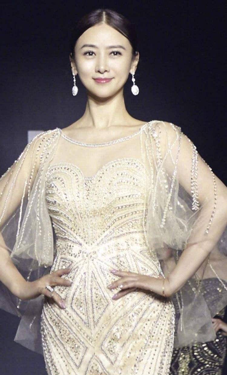 52岁的翁虹状态保持得极好,即便是出席活动时,状态也不输20几岁的小