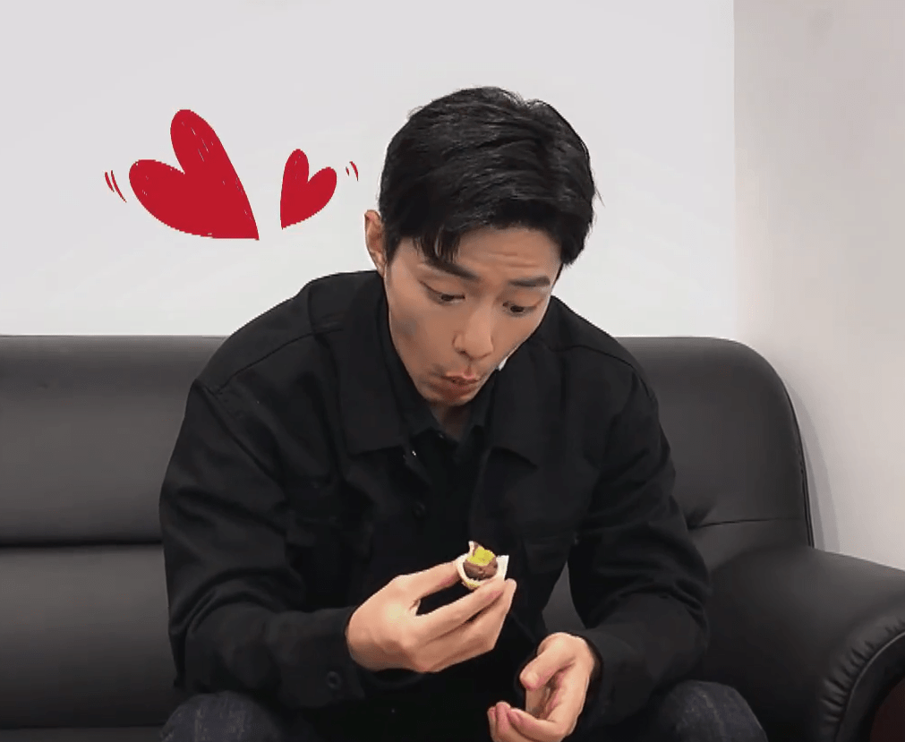 肖战吃播vlog出炉,品尝美食两眼放光,看见炸蝎子却秒变表情包_小吃