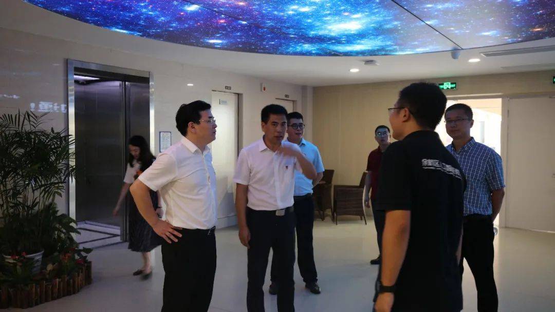 余杭区教育局局长徐伟龙一行莅临余杭区人工智能教育基地
