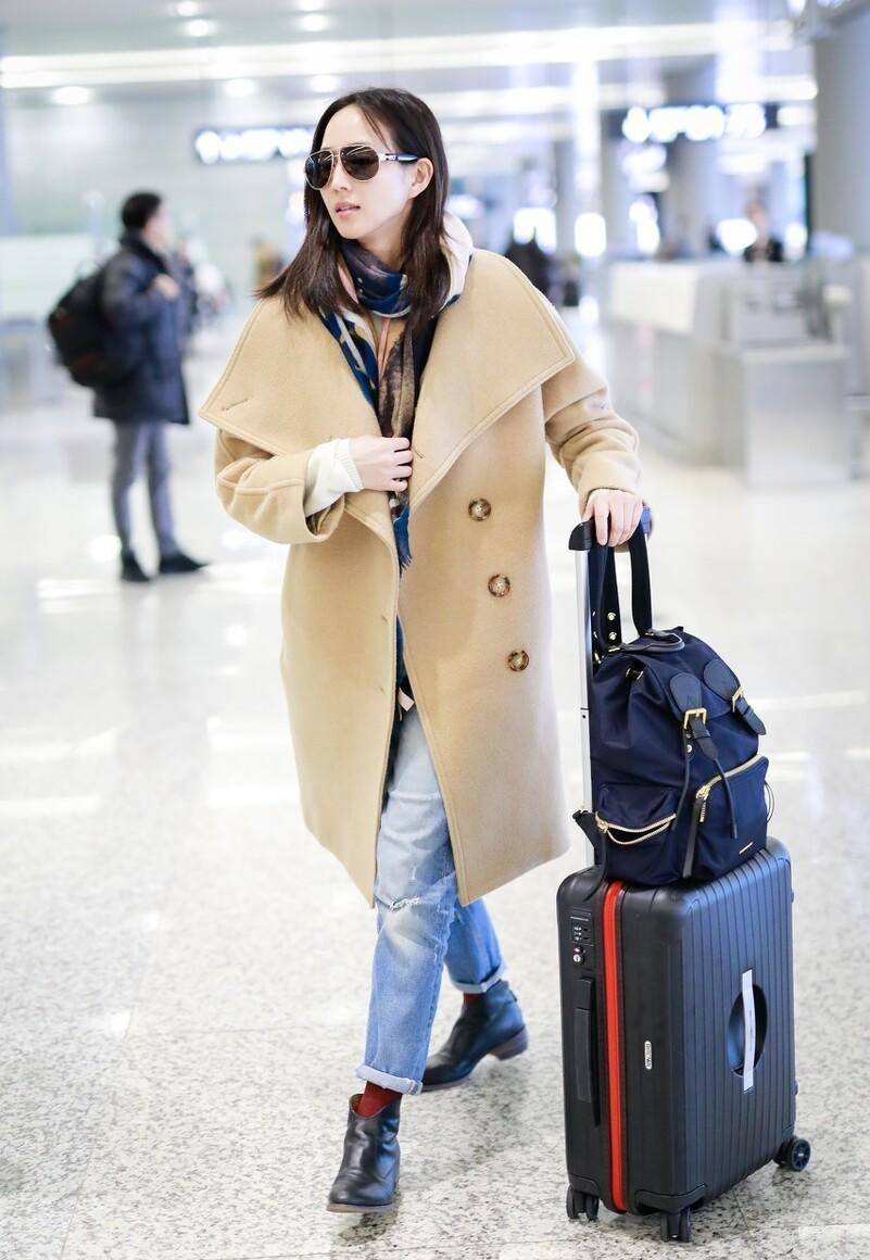 原创张钧甯不愧是健身达人穿浅卡其色大衣优雅高级骨感美抢镜