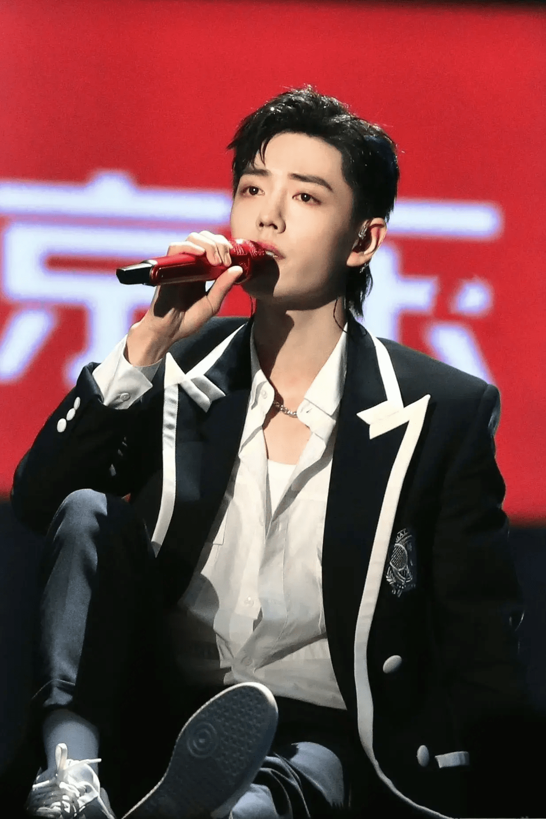 131313沸腾之夜肖战真的是杀疯了,是乖乖坐着唱歌的战战!