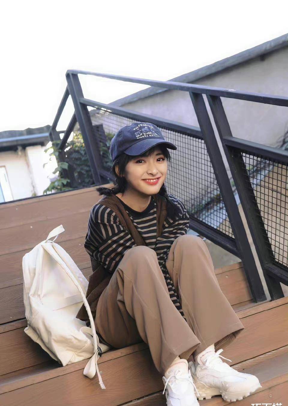 原创沈月机场穿搭解析穿格子裙变身日系少女适合自己的风格就是美