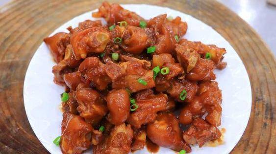 猪蹄,香葱花,大葱,生姜,良姜,生抽,料酒,鸡粉,排骨酱,冰糖,花椒,桂皮