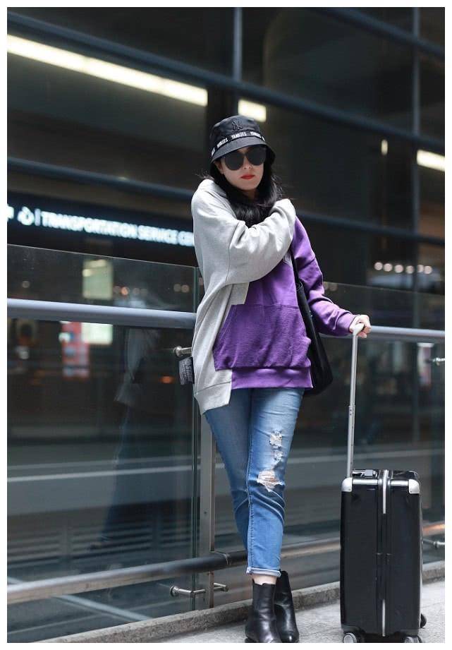 看看曾黎下面骑着浅蓝色的牛仔裤.