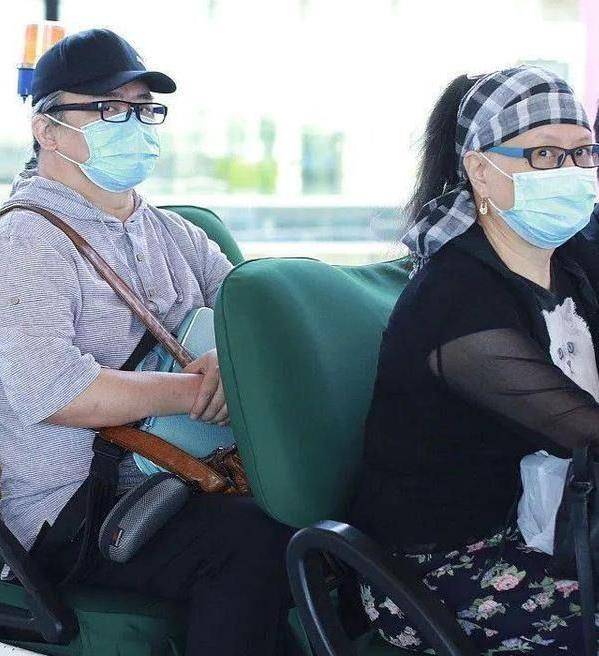 原创刘欢与妻子合体出行白发苍苍不装美但体型一个比一个胖