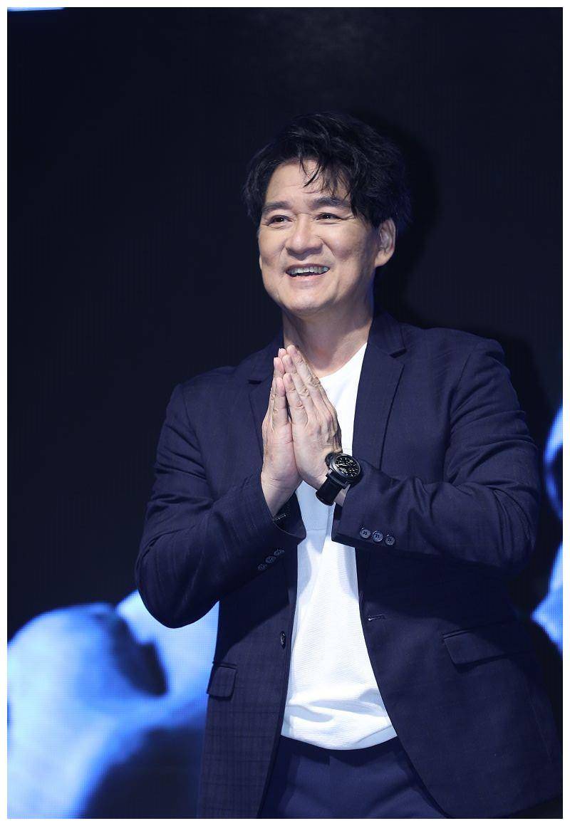 周华健时隔六年再发新专辑与儿子同框毫无年龄差59岁仍如少年