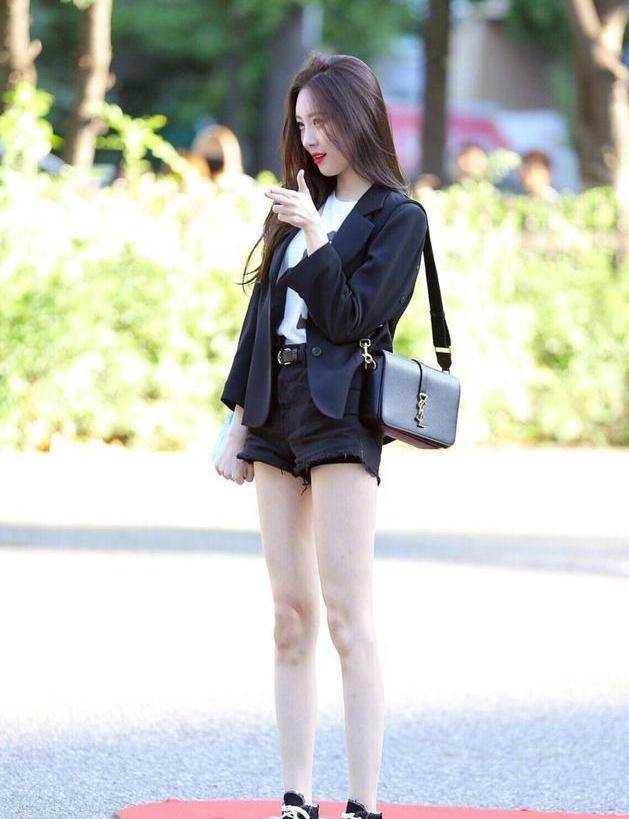 韩国第一腿精李宣美身材发福,穿流苏裙亮相,粗壮