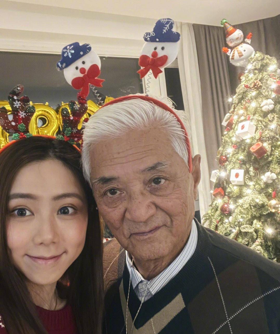 皮裤女王邓紫棋终于像90后了穿毛衣素颜出镜减龄又甜美