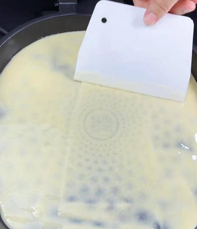 原创
杂粮煎饼的做法,中华传统小吃,很多人喜欢吃,促进消化营养美味