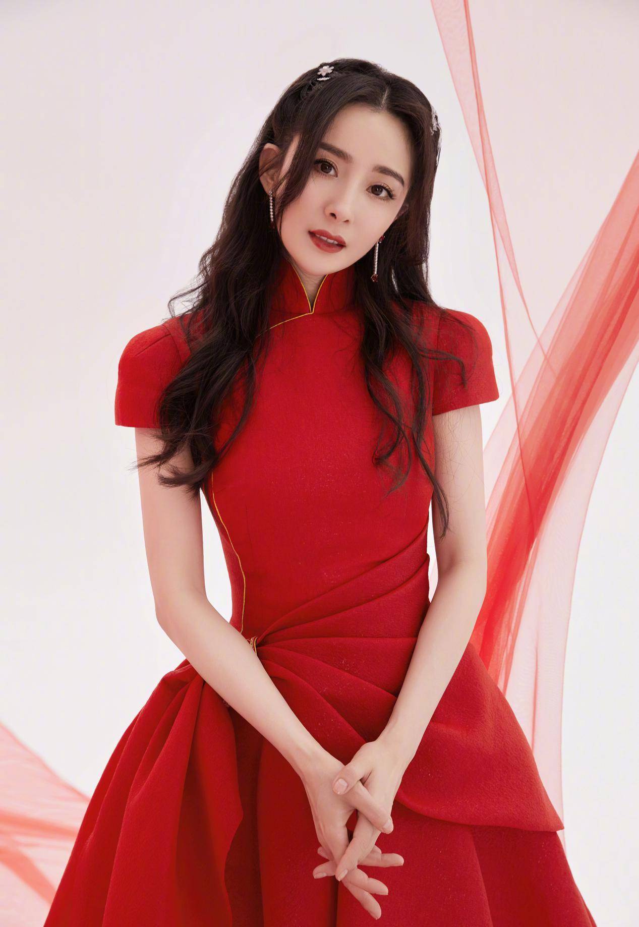 杨幂不愧是时髦精,"中国风"造型惊艳舞台,人美歌甜太养眼了_旗袍_礼服