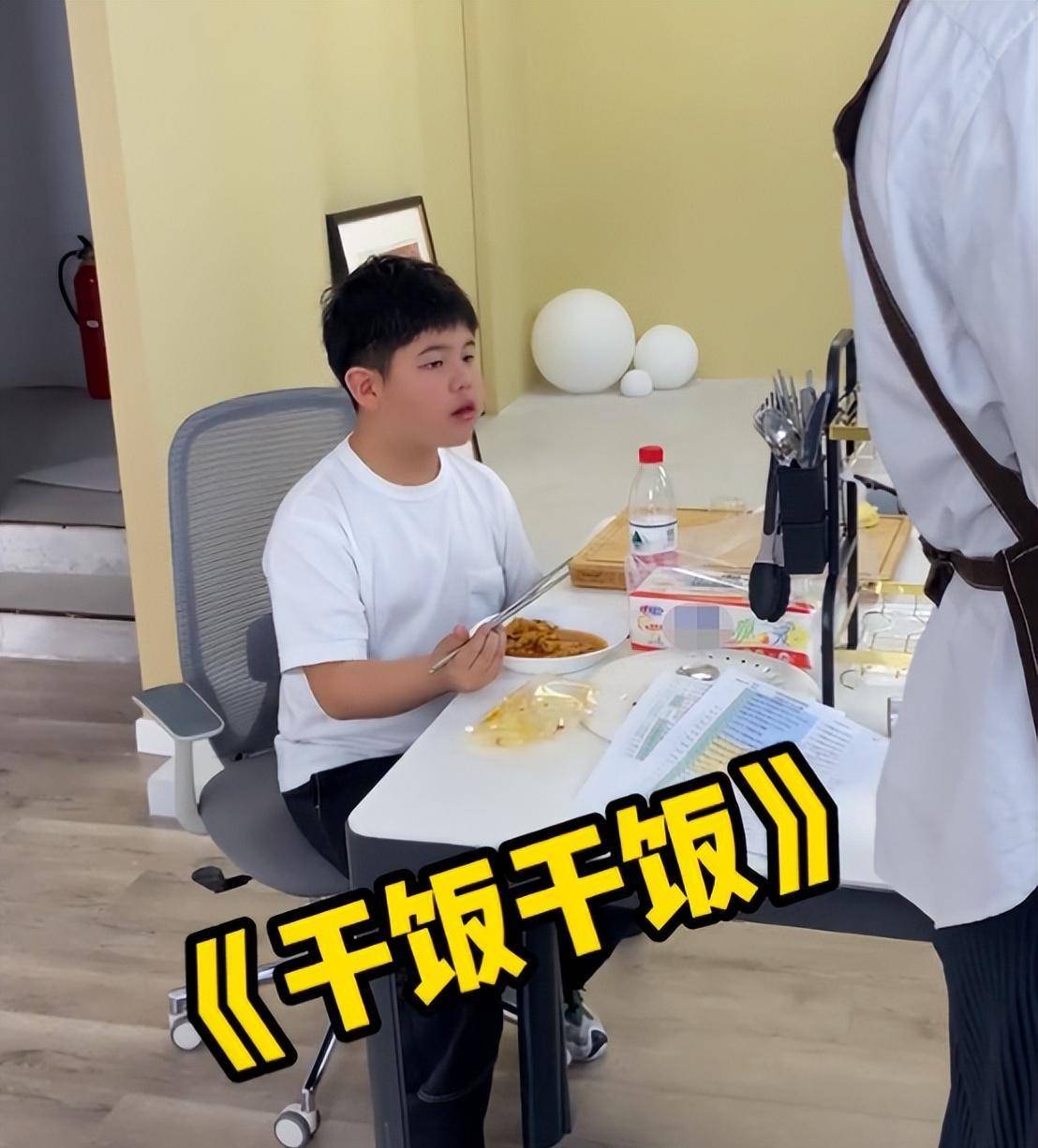 原创胡可晒儿子近照引热议11岁安吉埋头干饭胖成小肉墩像极了沙溢