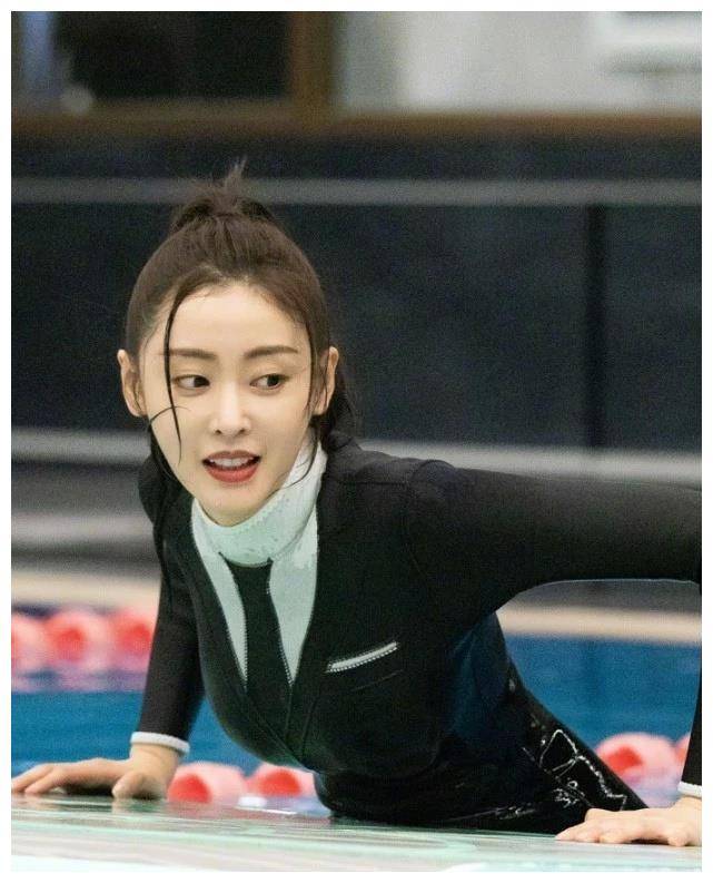 原创张天爱穿黑胶衣做水上瑜伽看她出水那刻男粉直接流鼻血