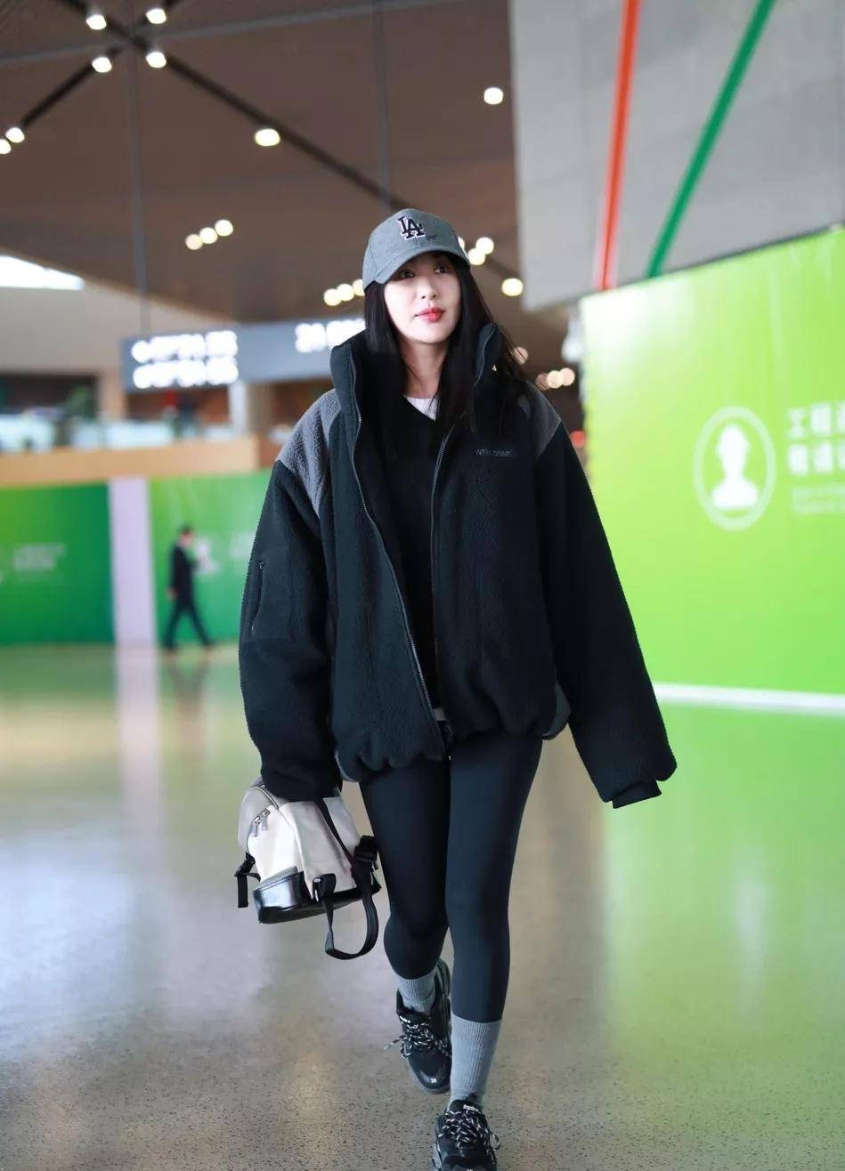 原创李菲儿终于藏起了柯基臀穿紧身裤走机场一双美腿挪不开眼