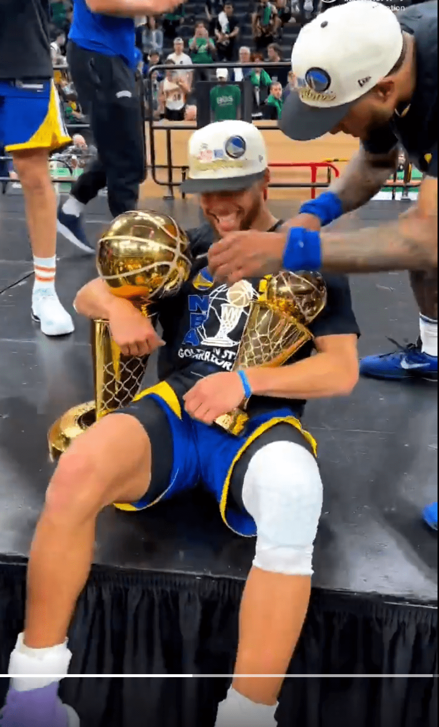 库里抱着两座奖杯直接躺在了颁奖台上,一不小心把总冠军奖杯在地上磕