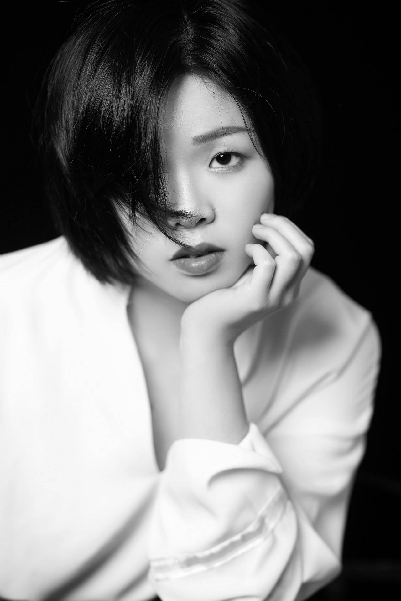 陈言时尚大片曝光极简色彩彰显成熟干练气质