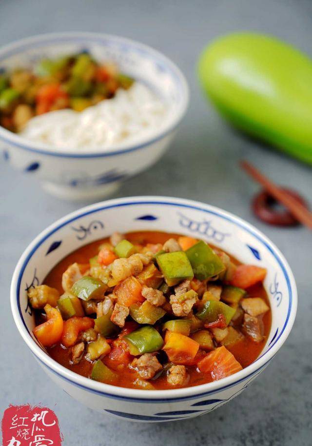 三伏天吃得最多的就是这过水面,面条凉凉的浇上茄丁卤,太好吃了_茄子