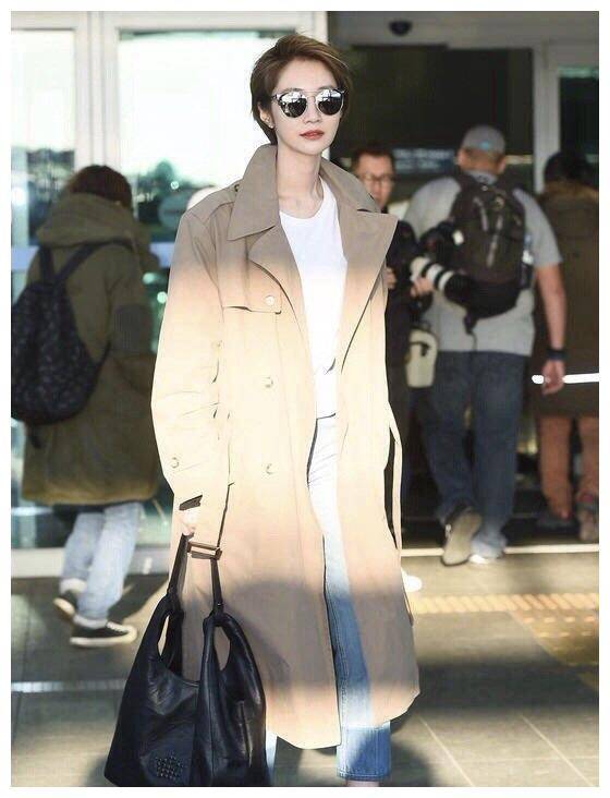 高俊熙穿格纹大衣配白t恤亮相波波头配夸张耳环气质不输超模