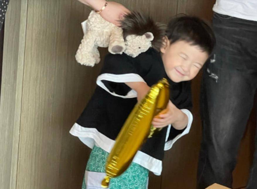 原创沈腾儿子近照曝光遗传了年轻时沈腾的帅气皮肤白净脸颊肉嘟嘟