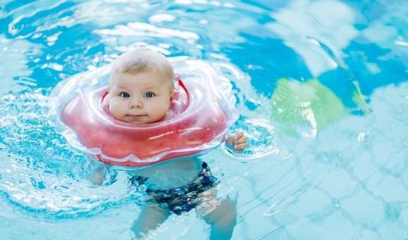 婴儿游泳有助于婴儿发育？建议还是不要去了，理由很简单