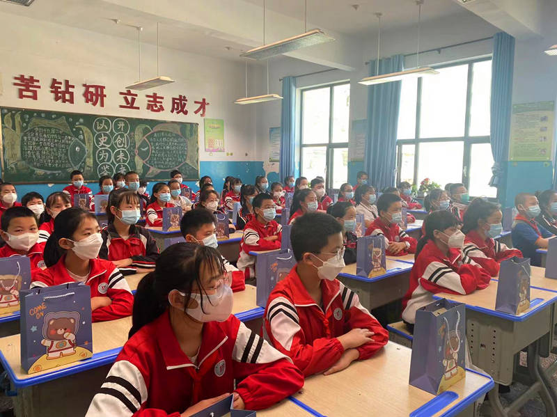 打闹嬉戏,上课放学……西宁市中小学,幼儿园学生返校复课了