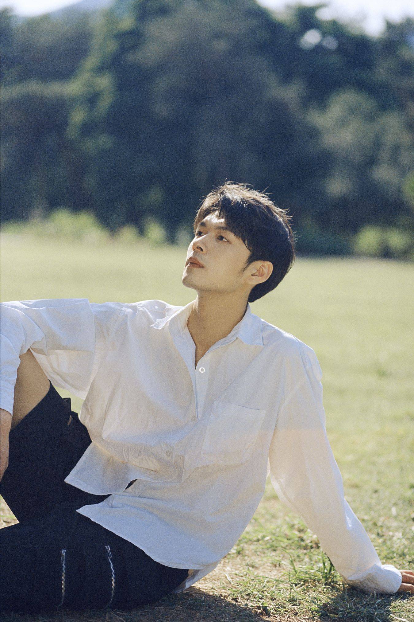 盛英豪最新胶片写真青葱白衣少年清爽俊逸