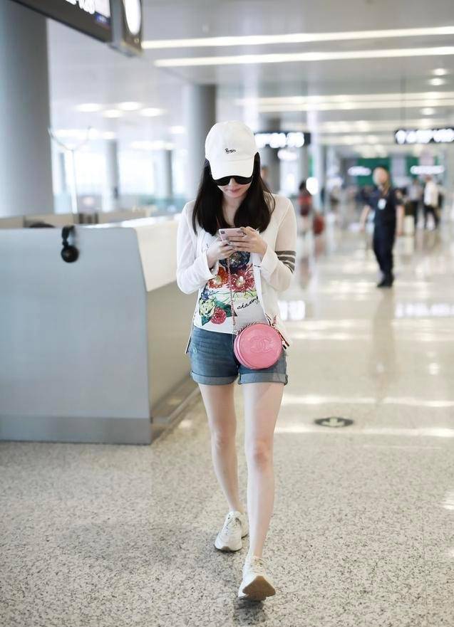 江铠同气质好,穿衣服显苗条身材,"豆腐腿"白得让人羡慕_白色_一身