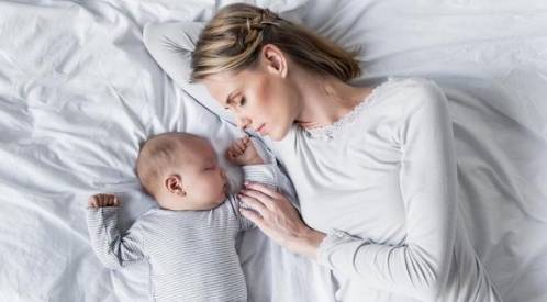 宝宝睡觉后满头大汗，是体虚还是缺钙？父母不能忽视的三个原因