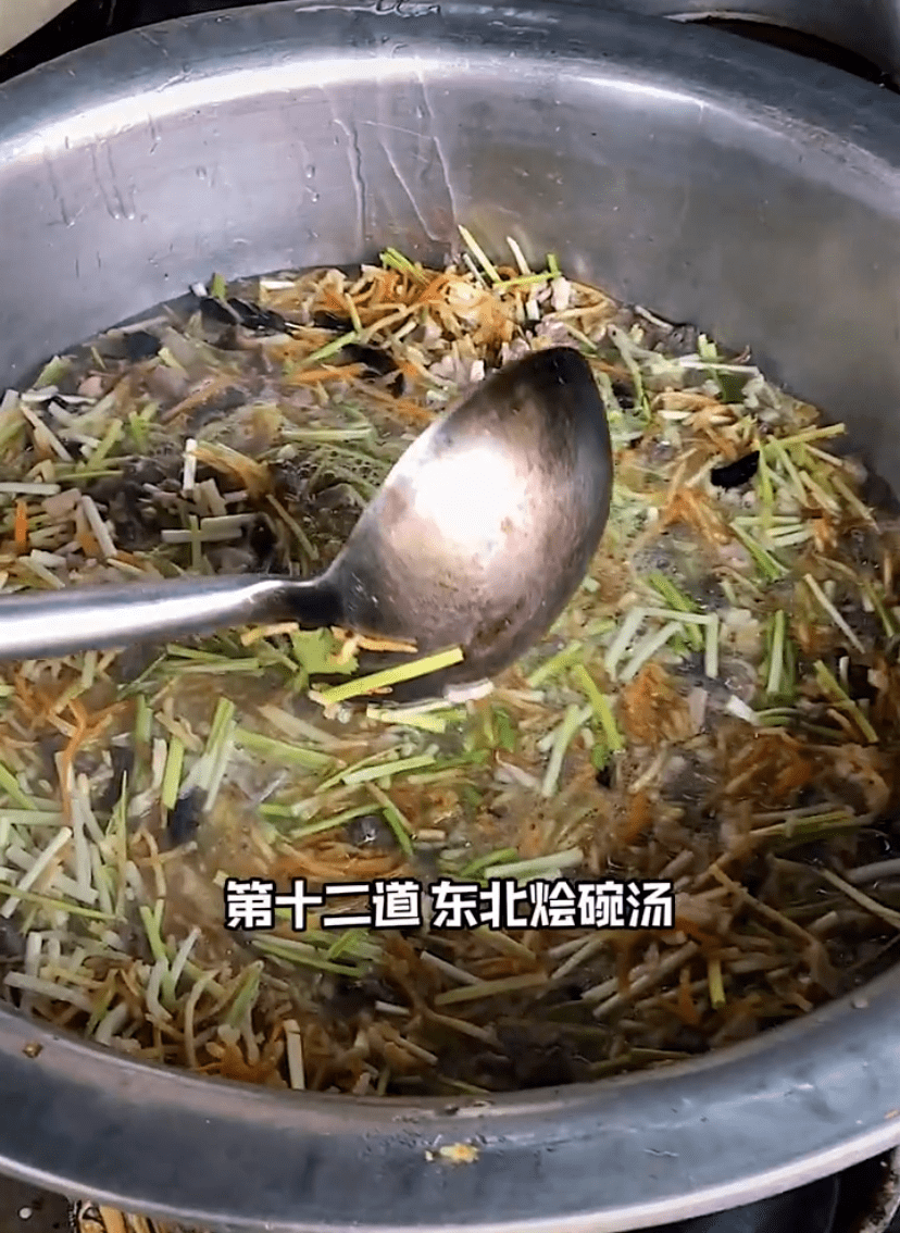 里面一般有土豆,干豆腐,细粉丝,木耳丝等,勾上薄芡,爽滑暖胃.