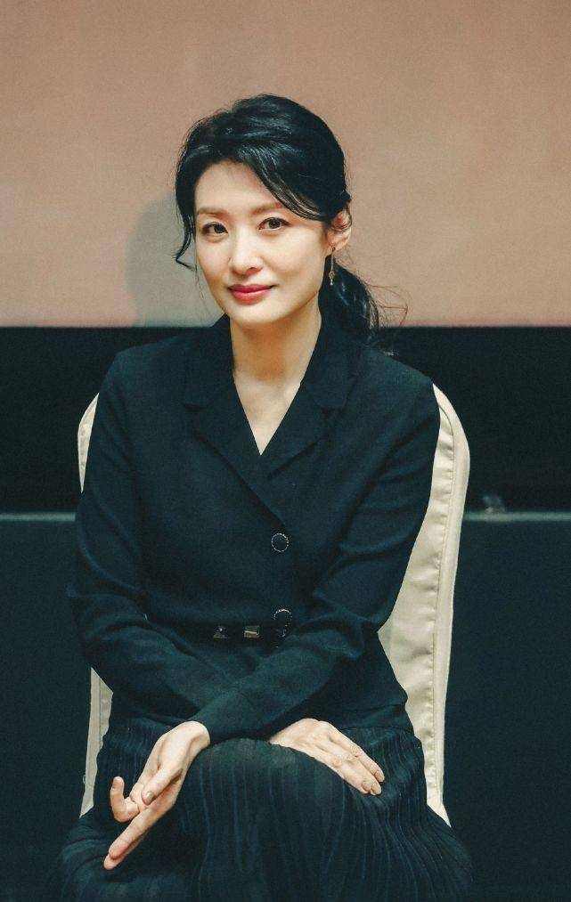 原创52岁周涛活动图太惊艳一袭红裙身材气质都在线被赞冻龄女神