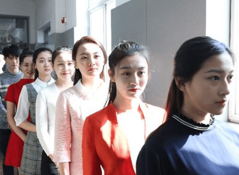 又一艺考女生走红,气质出众颜值高,网友直呼"从头美到脚"_身高_身材