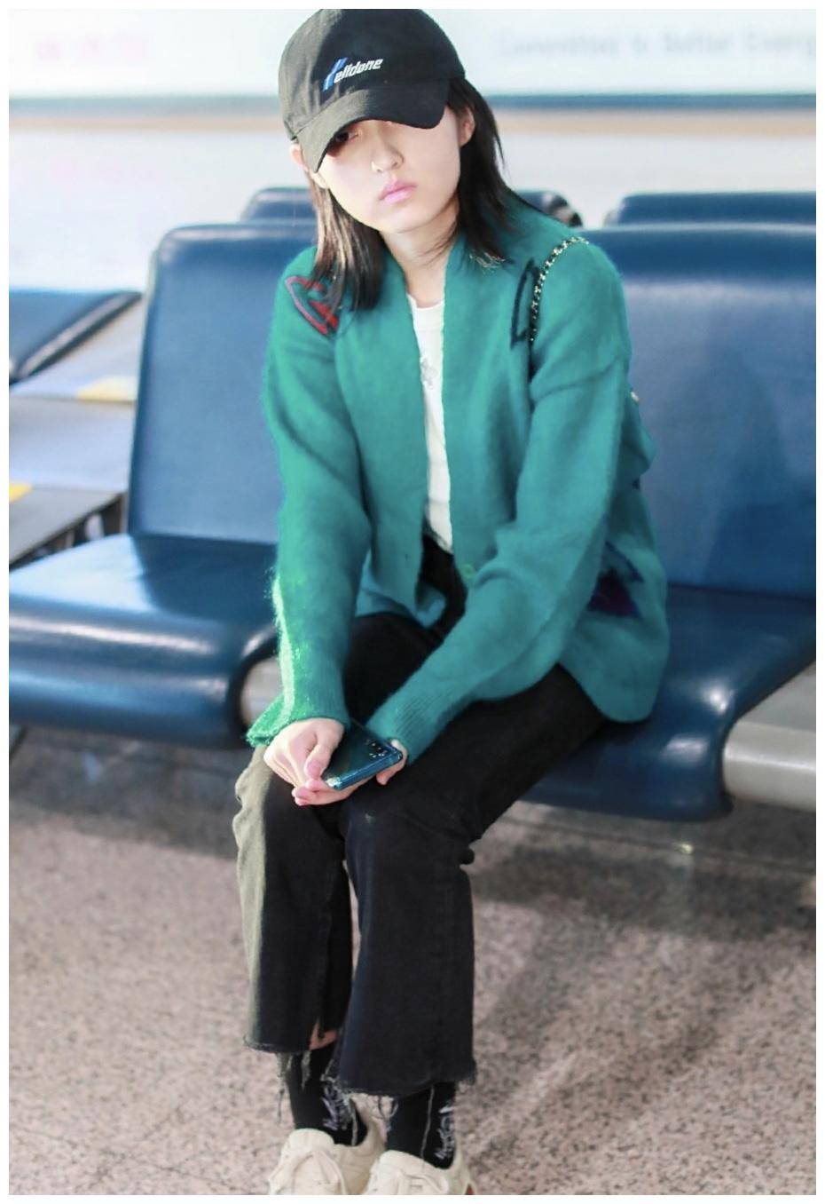 18岁张子枫现身机场,羽绒服配牛仔裤气质全开,绿色针织衫最吸睛