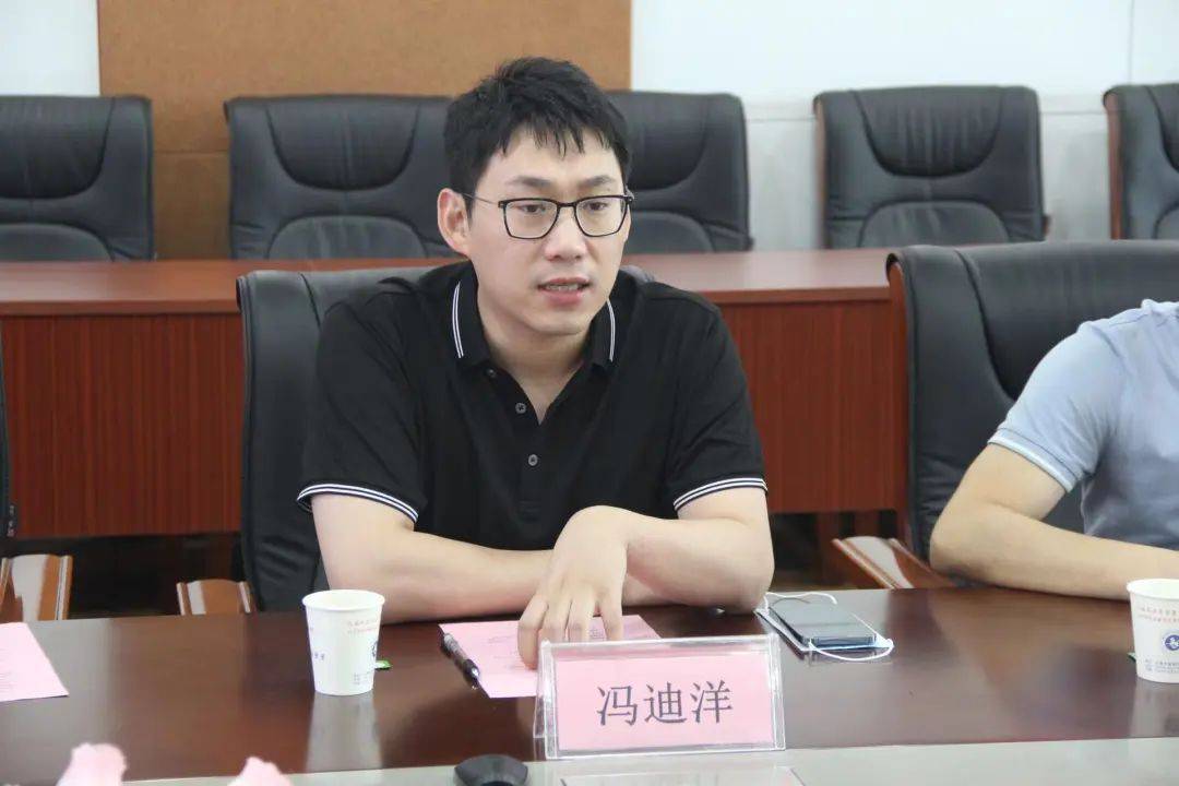 普特教育董事长冯迪洋发表讲话冯迪洋对梁国忠校长的建议表示认同