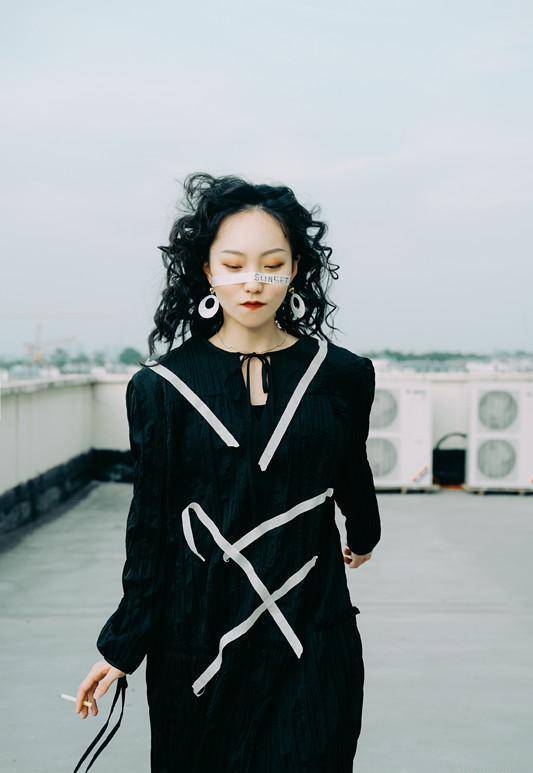 原创千万网红贝勒爷晒杂志新照水里凹造型美到犯规发际线一点不秃