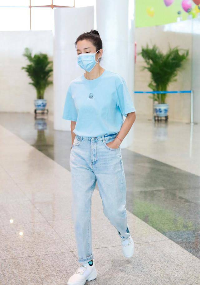 看李冰冰脚上的鞋子,我们看李冰冰脚上穿着的是一双白色的休闲运动鞋