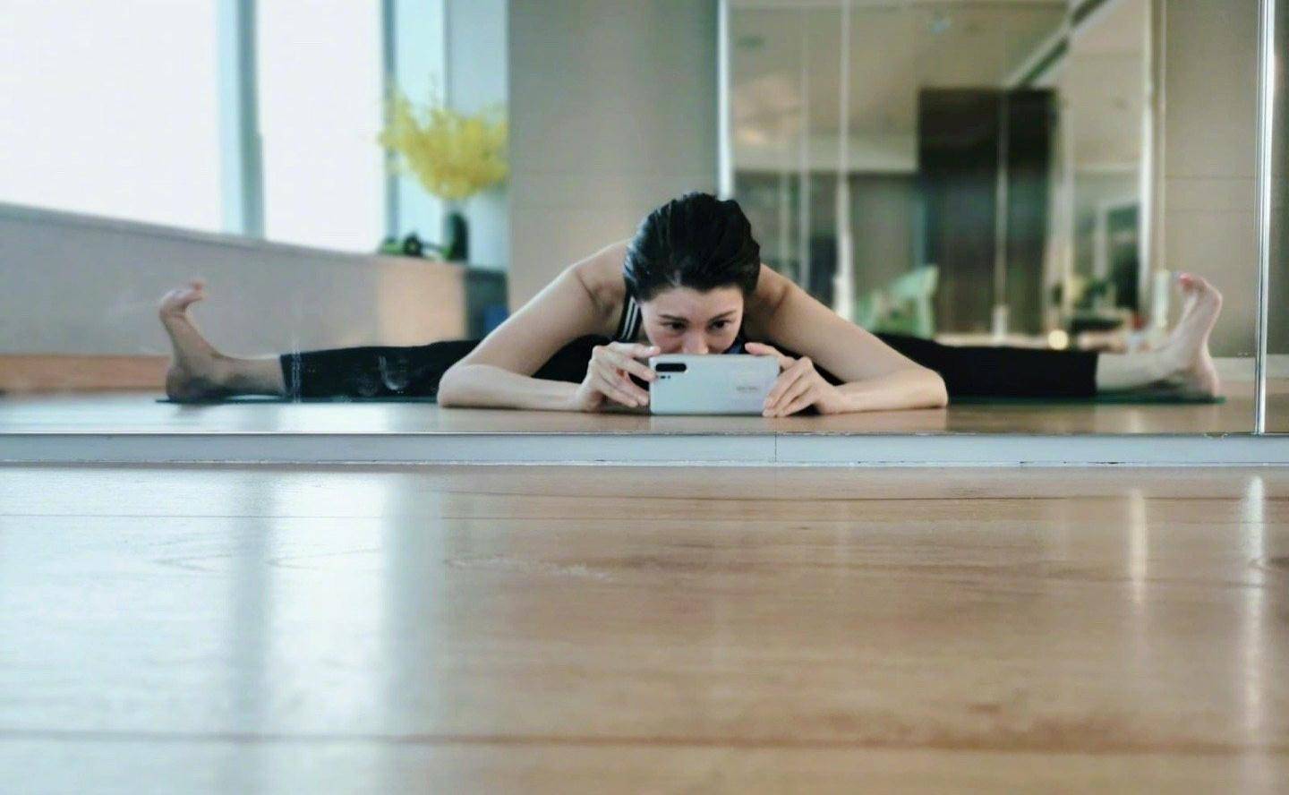 原创50岁的李嘉欣健身活动不断皮肤状态宛如少女一般