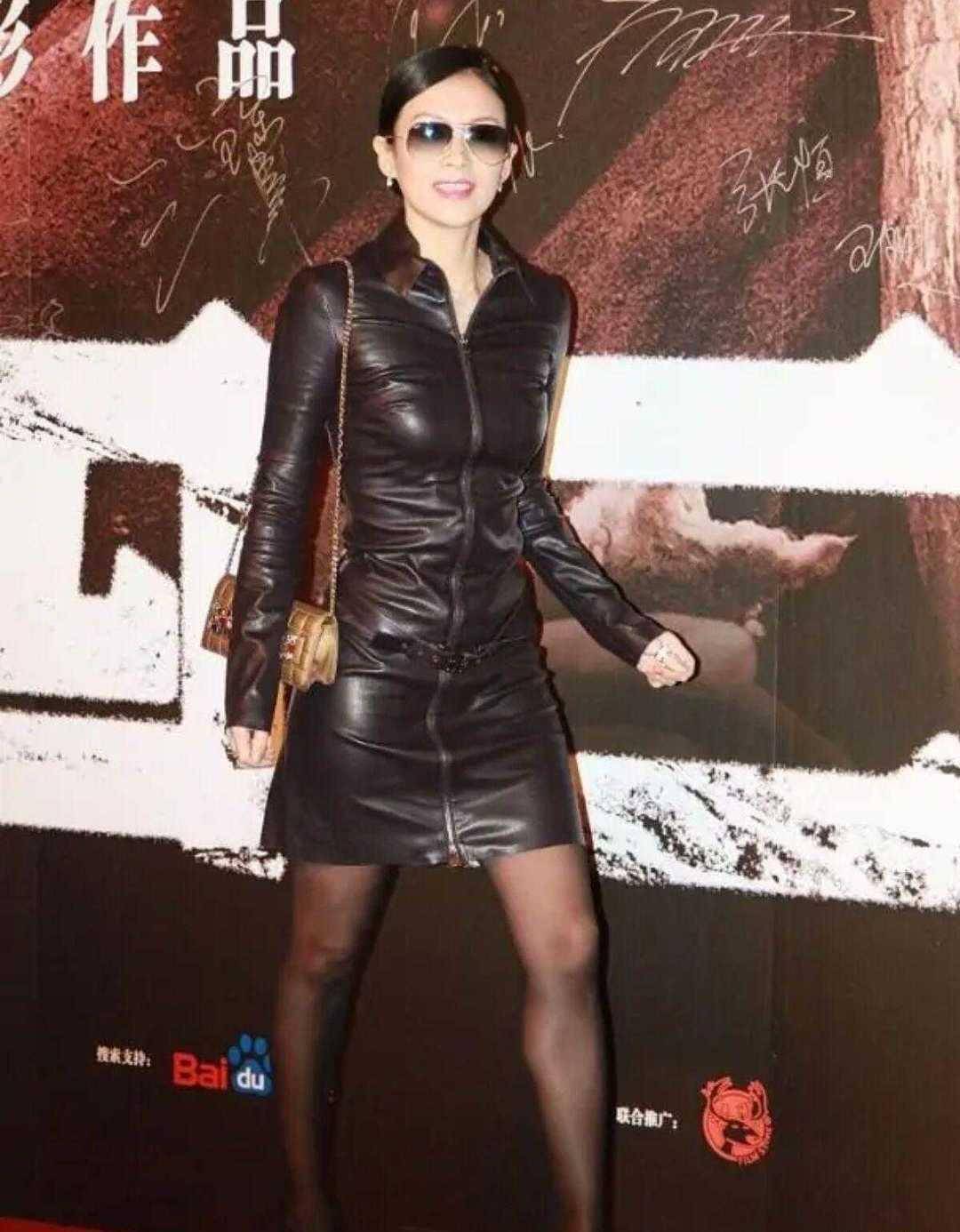 章子怡也太厉害了,这么紧的皮衣裙撑出皱褶感,配时尚袜又飒又美_身材