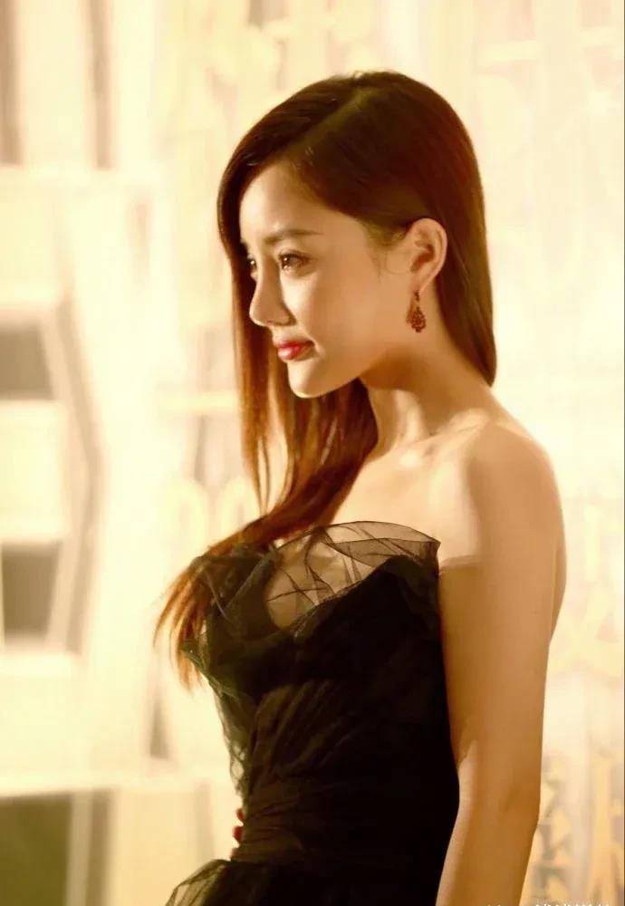 李小璐20岁便被李晨追到手,看完年轻的照片后,不愧是"大黑牛"