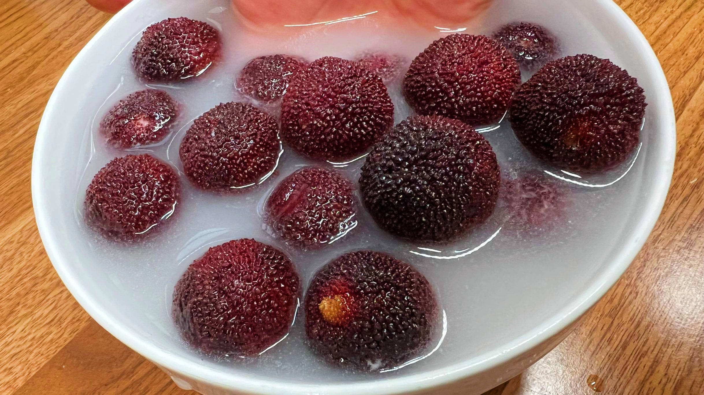 洗杨梅时有人用盐有人用面教你最正确的方法洗得干净吃得放心