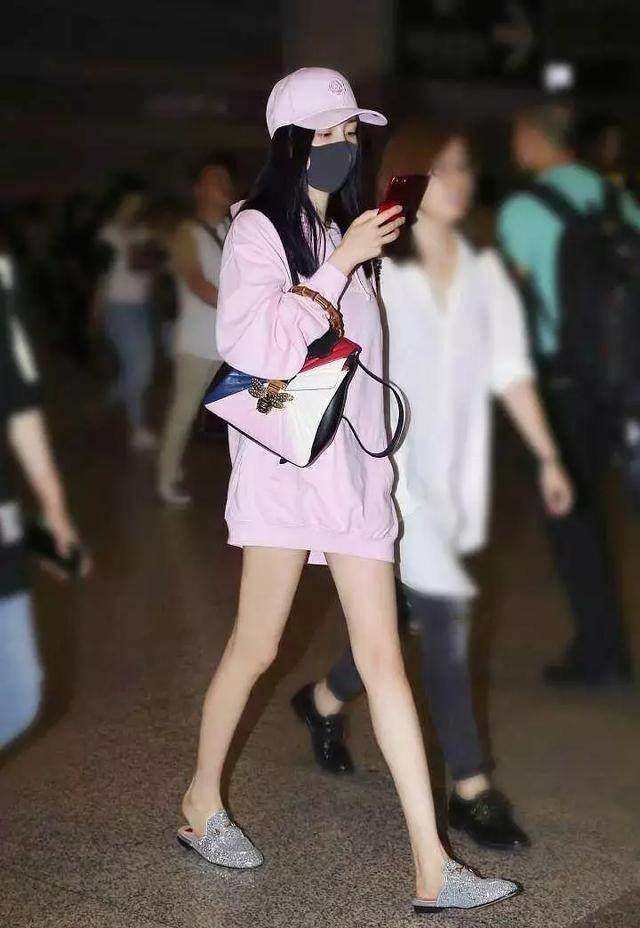 路人抓拍下的杨幂,零修图真的是腿精本精,网友:腰都快比腿细了_单看